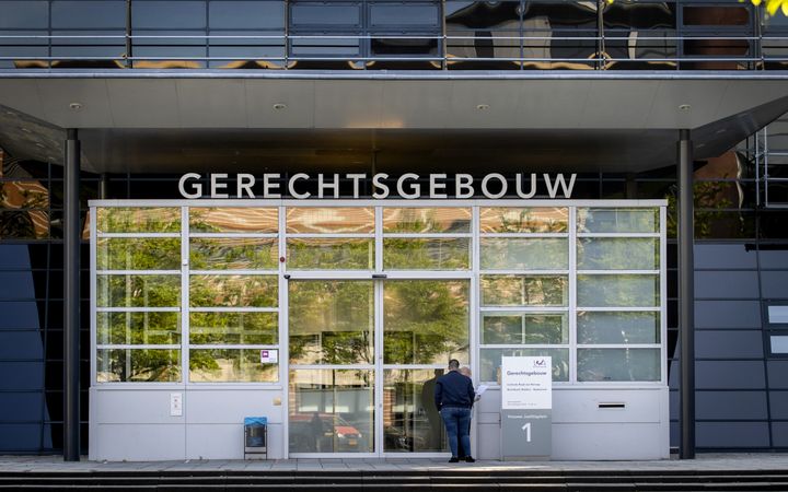Exterieur van een gerechtsgebouw. Met witte letters staat boven de ingang ”Gerechtsgebouw”.  