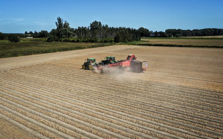 Landbouwvoertuigen op uitgestrekte akker