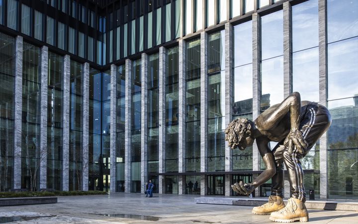 Rechtbankgebouw met daarvoor een groot bronzen beeld.