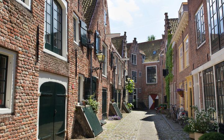 Zonnig straatje met monumentale panden.