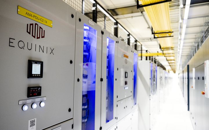 Serverkasten en talloze kabels in een datacenter van Equinix in Amsterdam.