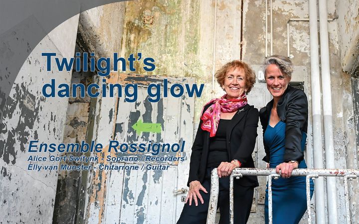 Twee vrouwen staan op een klein bordes voor een deur met afgebladderde verf.