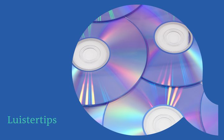 In een blauw vlak staat het woord luistertips. Daarnaast zijn liggende cd’s te zien met de zilveren kant naar boven.