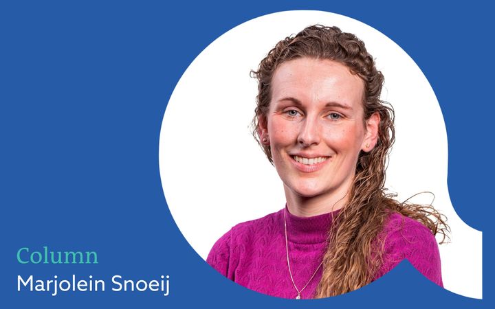 Een blauw vignet met een witte spreekwolk. In die spreekwolk staat een foto van een lachende vrouw met donkerblond krullend haar en een roze trui aan.