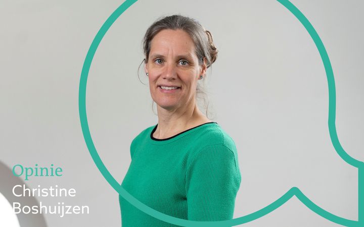 Een vrouw van middelbare leeftijd met groene jurk aan. Links in beeld staat ”Opinie, Christine Boshuijzen”