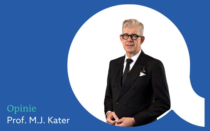 foto van een man in zwart pak en grijs, golvend haar. Hij heeft een prominente zwarte bril. Links onderin de plaat staat &rdquo;Opinie Prof. M.J. Kater&rdquo;
