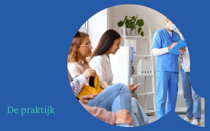 Mensen zitten in een wachtkamer. Een arts in blauw uniform staat.