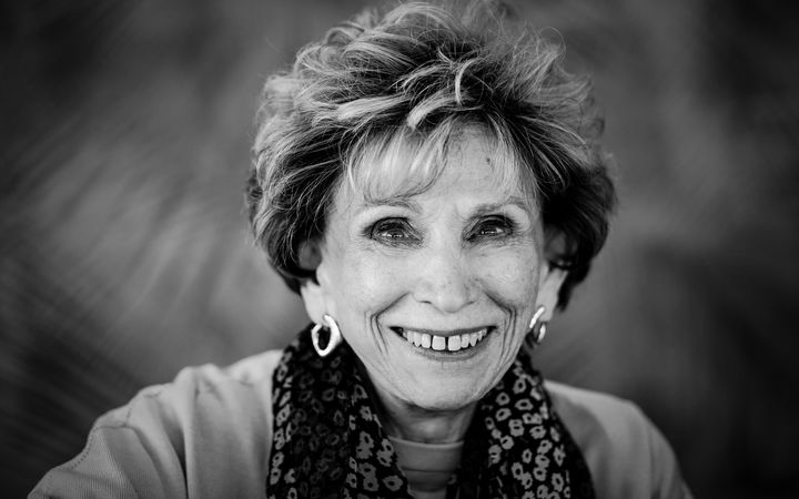 Zwart wit foto van een glimlachende vrouw