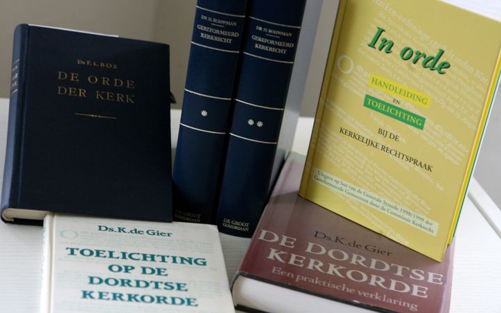 Enkele boeken die een kerkorde bevatten of een toelichting daarop.