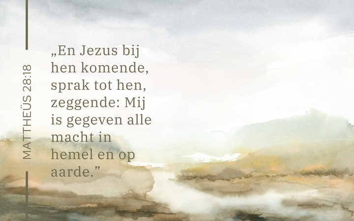 Een aquarel van berglandschap met daarop de Bijbeltekst van Mattheüs 28:18