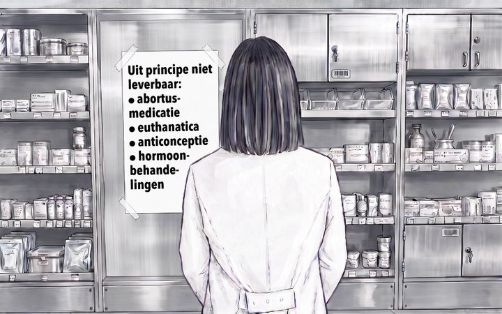 Een vrouw staat voor een lege kast in de apotheek met daarop een papier met de tekst: ”Uit principe niet leverbaar: abortusmedicatie, euthanatica, anticonceptie, hormoonbehandelingen”.