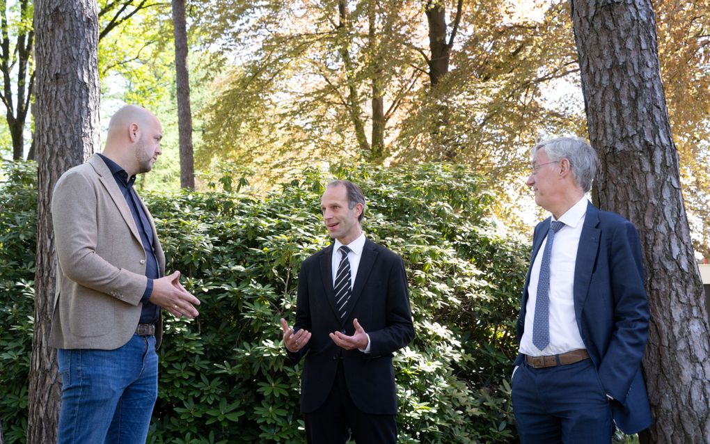 Rick Bouter, ds. M. van Reenen en prof. dr. Marc J. de Vries in gesprek over kunstmatige intelligentie. „Alle dingen zijn hier om God te eren en opdat wij daardoor God eren.” beeld RD, Anton Dommerholt