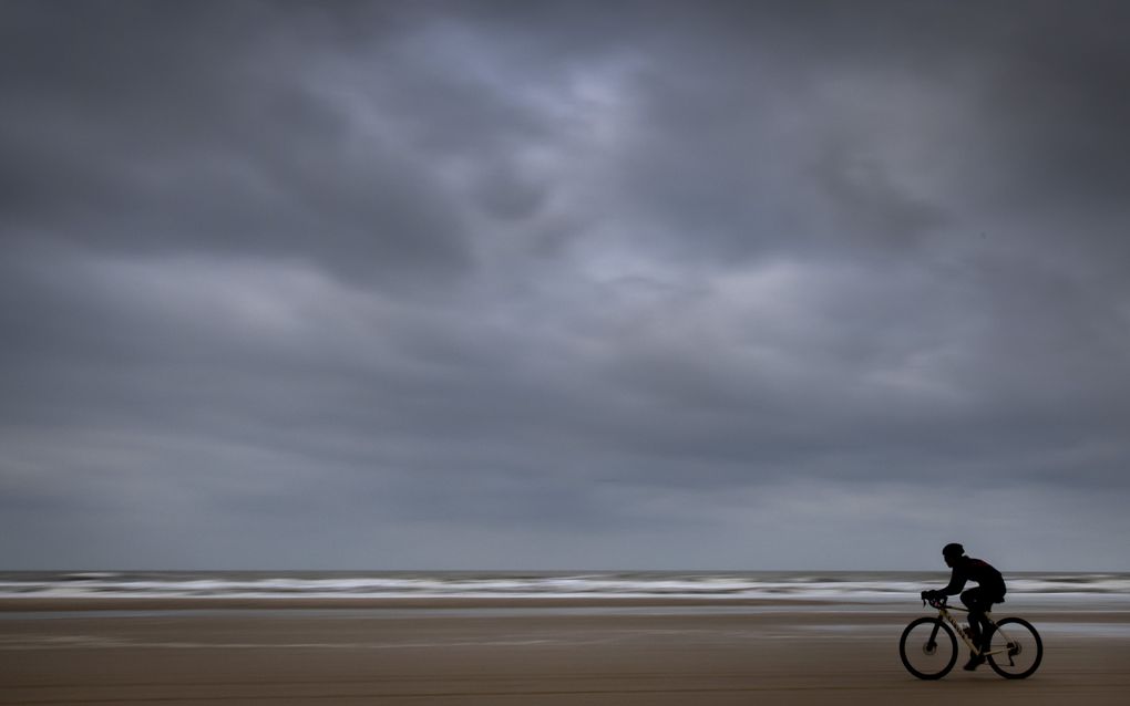 Een deelnemer fietst over het strand tijdens een strandrace bij Egmond aan Zee. beeld ANP, Koen van Weel