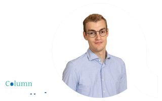 Blauwe plaat met uitsparing waarin een jongeman met bril en lichtblauw overhemd te zien is. Links onderin het blauw staan de woorden ”Column” en ”Chris Klaasse”