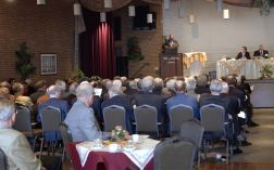 PUTTEN â€“ De Gereformeerde Bond hield dinsdag in Putten zijn jaarvergadering. De ongeveer 240 aanwezige leden besloten, met 3 stemmen tegen, de statuten en de naam van de vereniging te wijzigen. Foto Bram van de Biezen