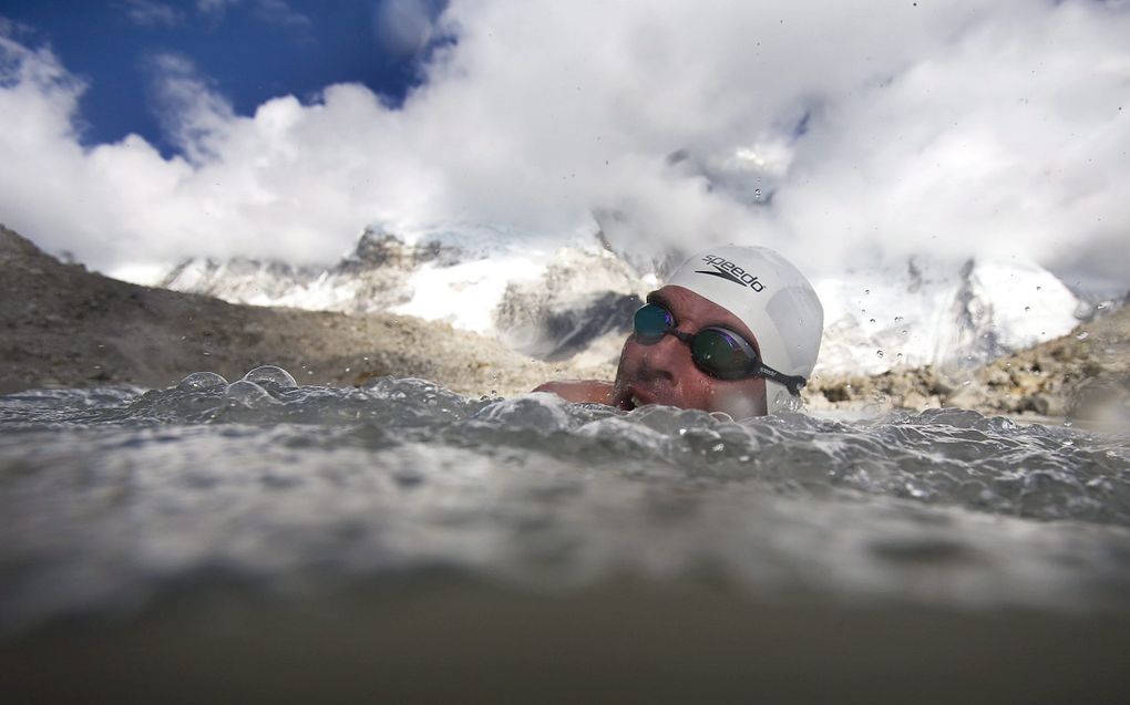 MOUNT EVEREST  – De Britse milieuactivist Lewis Gordon Pugh slaagde er dinsdag in om in ruim 22 minuten het gletsjermeer Pumori, aan de voet van de Mount Everest, over te zwemmen.  Pugh wilde zo aandacht vragen voor het smelten van het ijs in de Himalaya.