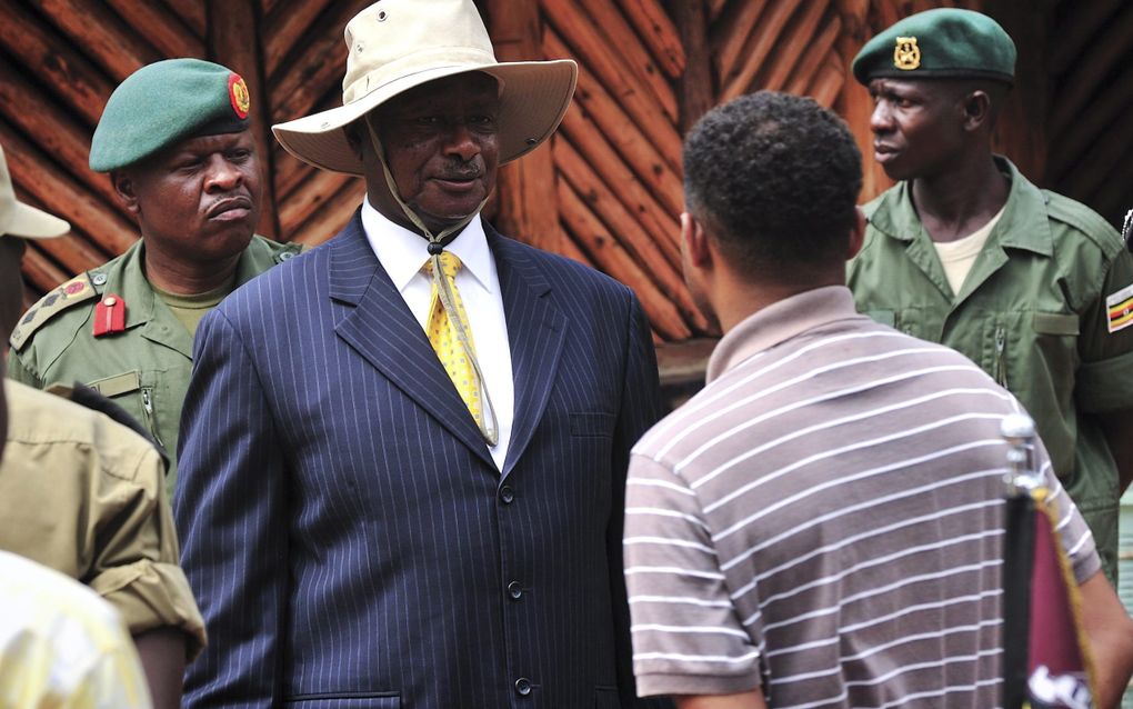 De Ugandese president Yoweri Museveni (l.) spreekt in de Ugandese hoofdstad Kampala met een restauranthouder in de buurt van de plek waar op 11 juli een bloedige zelfmoordaanslag plaats had. Foto EPA