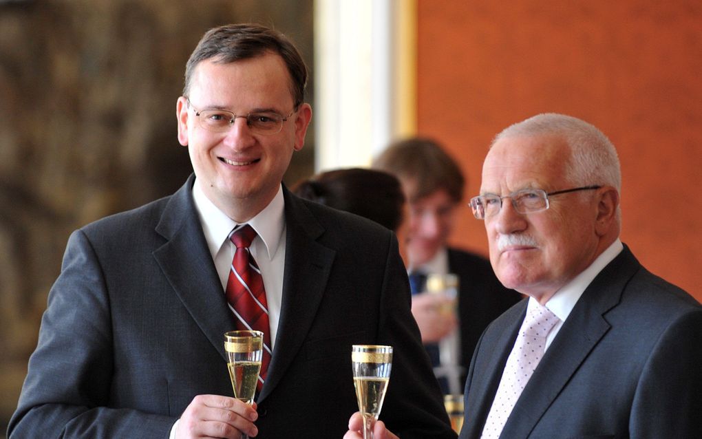 De Tsjechische president Vaclav Klaus (r.) heft het glas met de kersverse premier Petr Necas (l.). Foto EPA