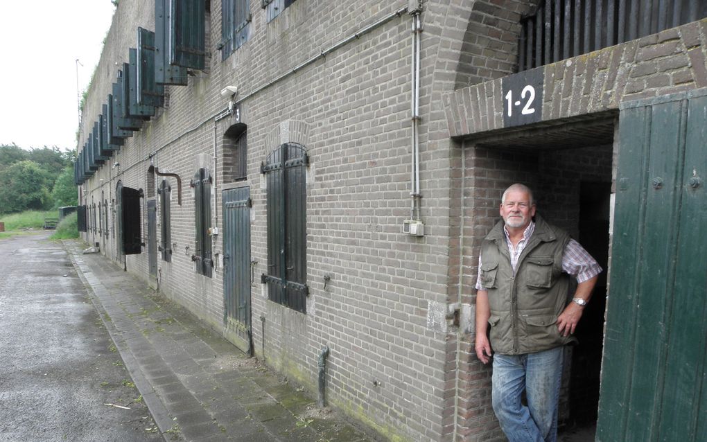 Verscholen achter het gebladerte is fort ’t Hemeltje net te zien vanaf de A27 bij Houten. Sinds Staatsbosbeheer het fort onder zijn hoede nam, mogen bezoekers er af en toe een kijkje nemen, maar grote groepen mensen op het terrein vindt fortwachter Jan va