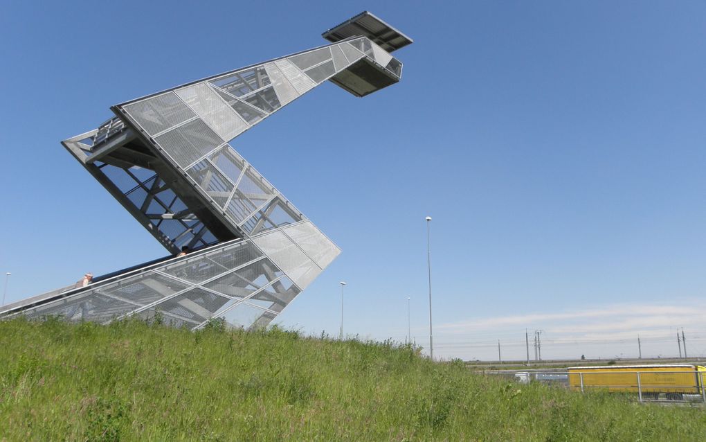 BREDA – Functionele kunst langs de A16. Een z-vormige uitkijktoren biedt bij helder weer uitzicht over heel Breda. Het is een van de faciliteiten langs het snelfietspad tussen Breda en Etten-Leur. Foto RD