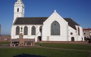 KATWIJK – De Oude of Andreaskerk te Katwijk aan Zee, beter bekend als het witte kerkje aan de boulevard, wordt opnieuw geverfd. De kerk kampt al jarenlang met zout- en vochtproblemen aan de binnen- en de buitengevel. Foto RD