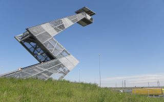 BREDA – Functionele kunst langs de A16. Een z-vormige uitkijktoren biedt bij helder weer uitzicht over heel Breda. Het is een van de faciliteiten langs het snelfietspad tussen Breda en Etten-Leur. Foto RD