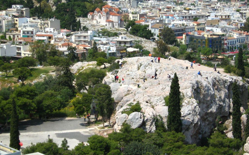 Paulus sluit in zijn rede op de Areopagus aan bij de religieuze en filosofische gevoelens van de inwoners van Athene. Maar hij aarzelt hij niet om hun de spiegel van de Schrift voor te houden. Dat is nog steeds een belangrijke Bijbelse aanwijzing voor het