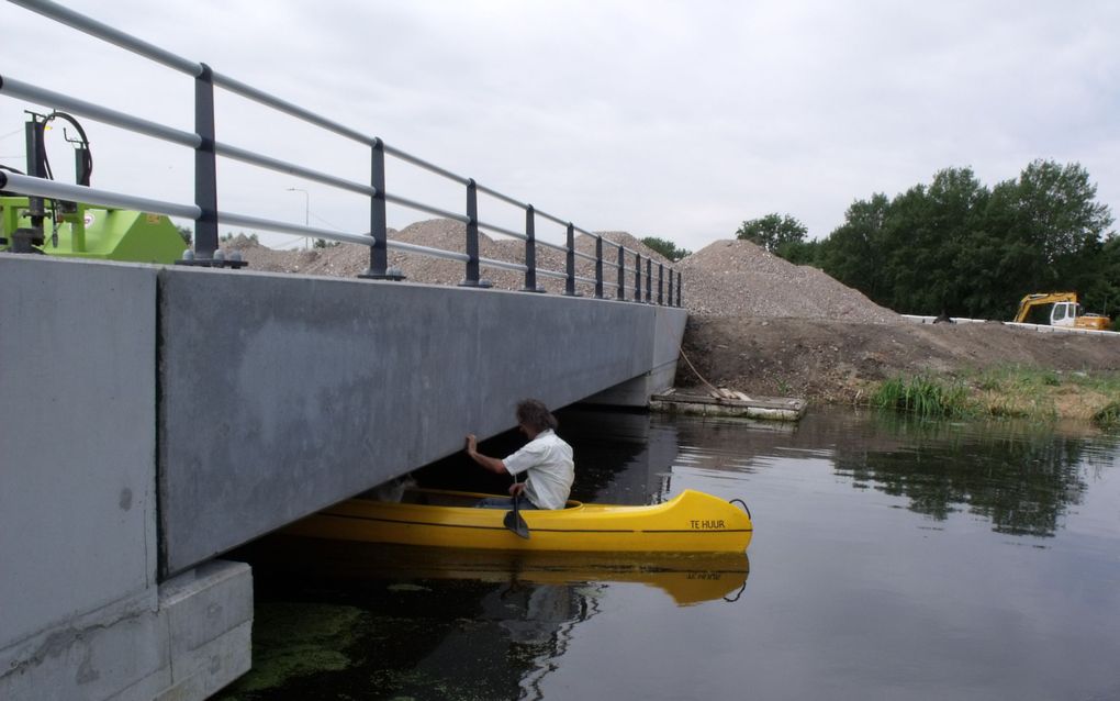 Nieuwe, lage bruggen veroorzaken belemmering voor kanoërs in de Krimpenerwaard. De eigenaar van kanocentrum De Loet: „Je moet helemaal plat in de boot gaan liggen.” Foto Dick den Braber