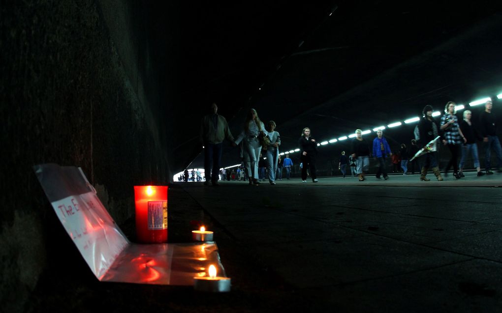 Voorbijgangers hebben kaarsen aangestoken in de Duisburgse ramptunnel. Foto EPA