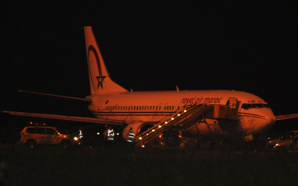 SCHIPHOL - Een Boeing van luchtvaartmaatschappij Royal Air Maroc staat op de landingsbaan van luchthaven Schiphol nadat het zondagavond een noodlanding had gemaakt. Foto ANP