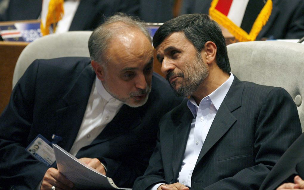 Selehi (l) in een onderonsje met de Iraanse president Ahmadinejad. Foto EPA