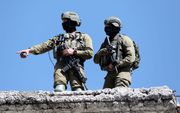 Israëlische militairen in Hebron, op de Westoever. beeld EPA, Abed al Hashlamoun