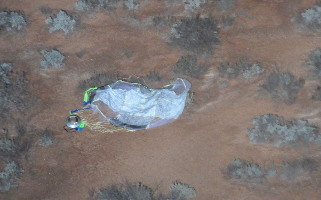 De Japanse ruimtesonde na de landing nabij Woomera, Zuid-Australië. Foto EPA