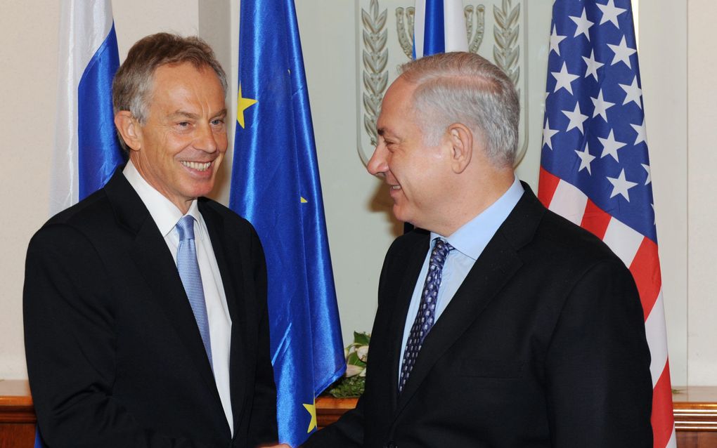 Tony Blair schudt de hand van de Israëlische premier Netanyahu. Foto EPA