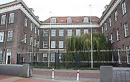 De voormalige Van Heutszkazerne in Kampen. beeld Wikipedia