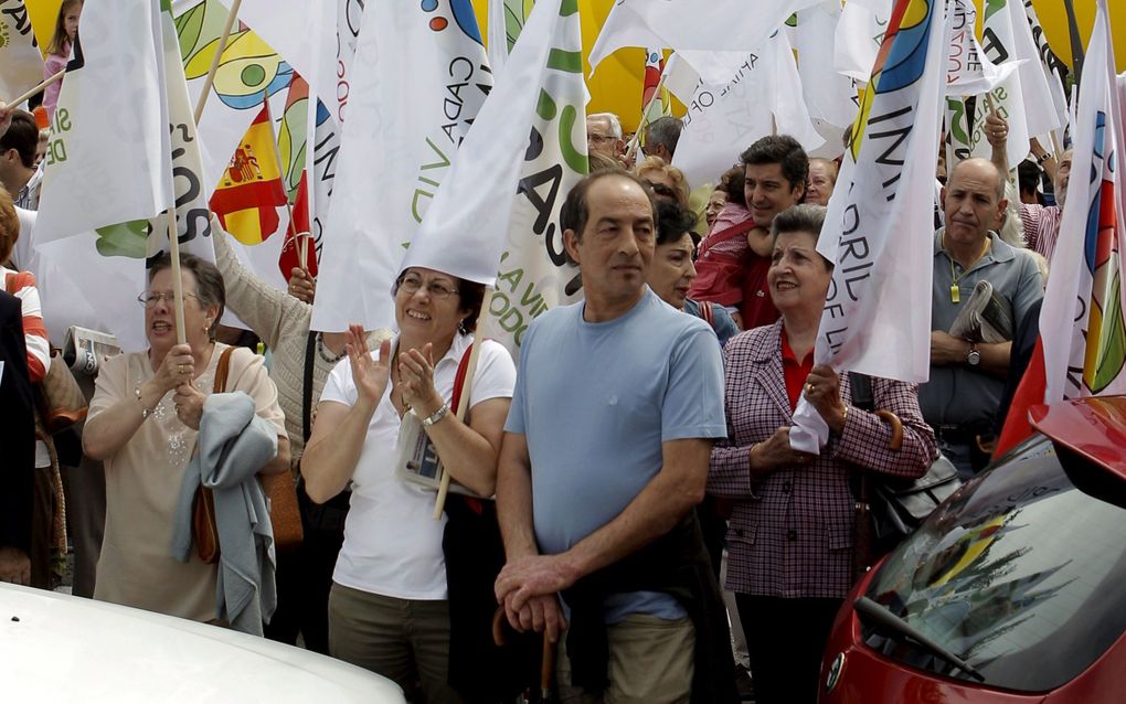 MADRID – Honderden demonstranten zijn zaterdag in het centrum van de Spaanse hoofdstad Madrid de straat opgegaan om te protesteren tegen een nieuwe abortuswet. Foto EPA