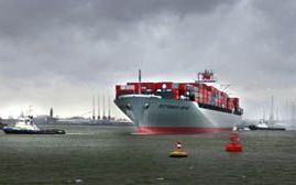 ROTTERDAM - De ”Rotterdam Bridge” arriveerde dinsdag vanuit Port Said in de Waalhaven in Rotterdam. Het nieuwe containerschip van de Japanse rederij K-Line met een capaciteit van 5600 zeecontainers en een lengte van 275 meter behoort tot de grootste van d