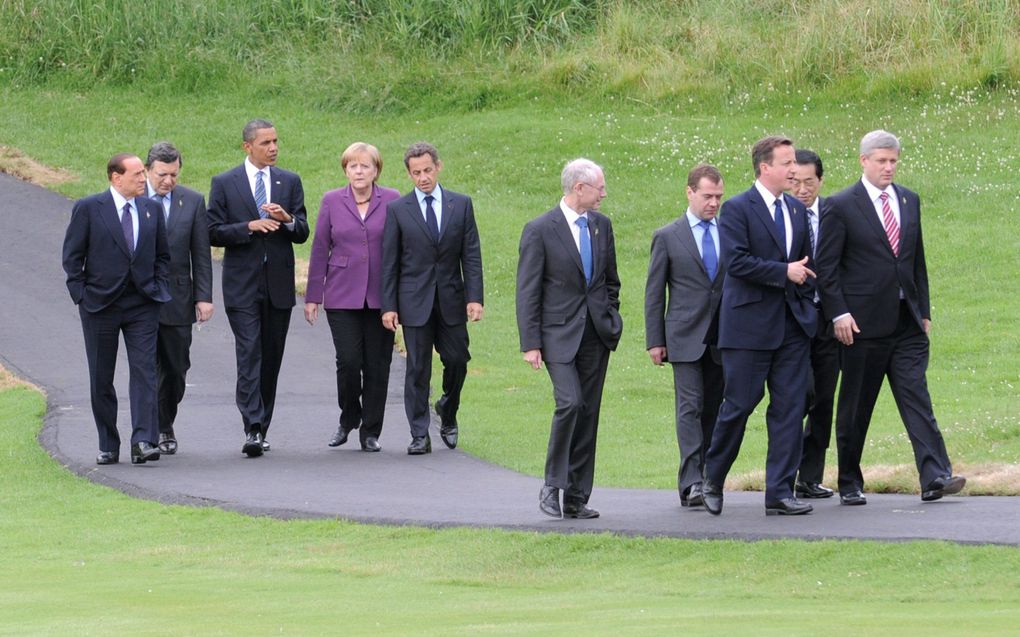 Regeringsleiders met elkaar in gesprek tijdens de G8. Foto EPA