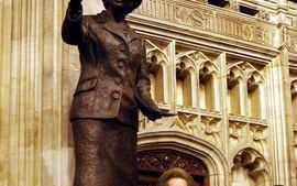 LONDEN - De Britse oud-premier Margaret Thatcher naast haar onthulde beeld, de IJzeren Dame. Foto EPA