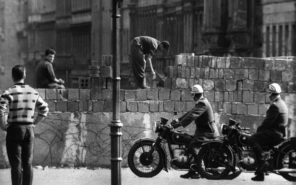 Op zondagochtend 13 augustus 1961 ging in Oost-Berlijn de straatverlichting uit. Langs de hele grens met West-Berlijn werden wachtposten geplaatst. Meer dan 10.000 bouwvakkers en grenswachten rolden prikkeldraad uit in de straten waar de grens doorheen li