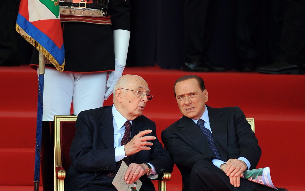 ROME - De Italiaanse premier Silvio Berlusconi (r.) en president Giorgio Napolitano (l.) kijken naar de militaire parade ter gelegenheid van de 64e verjaardag van de Republiek. Foto EPA