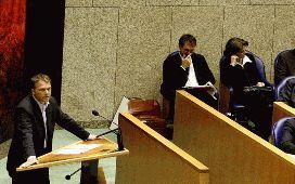 DEN HAAG â€“ Leden van het kabinet luisteren toe terwijl oppositieleider Bos het woord voert achter het spreekgestoelte van de Tweede Kamer. Het parlement begon gisteren met de algemene beschouwingen. Foto ANP