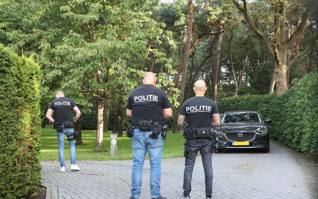 De Fiscale Inlichtingen- en Opsporingsdienst (FIOD) en de politie zijn bezig met een inval bij een huis aan de Meerstraat in Heeswijk-Dinther. Het gaat om het huis van Jumbo-topman Frits van Eerd. beeld ANP BART MEESTERS