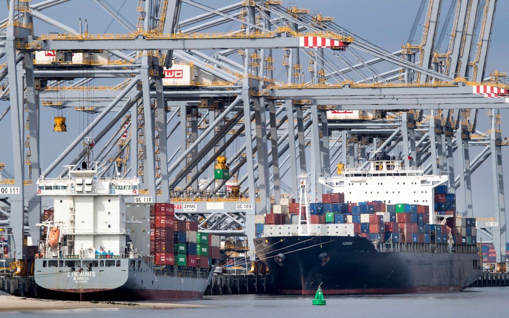 Een containerschip wordt bij de containerterminal van Rotterdam World Gateway (RWG) van zijn containers gelost. beeld ANP, Jerry Lampen