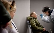 wee meisjes uit de gemeente Lansingerland worden getest op het coronavirus. beeld ANP, Koen van Weel