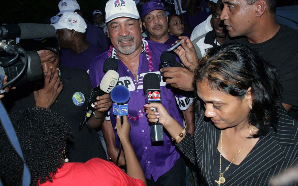 Bouterse temidden van journalisten. Foto ANP