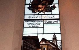 OBERNDORF â€“ In het Oostenrijkse Oberndorf werd in 1937 een kapel gebouwd die naar het kerstlied ”Stille nacht” is vernoemd. Een van de glas in loodramen toont een afbeelding van Gruber, die de melodie van het beroemde lied componeerde. Foto EPA