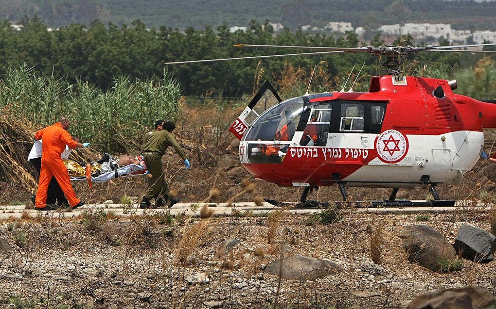 Een gewonde Israëlische militair wordt geëvacueerd na het schietincident bij Adaysseh. Foto EPA