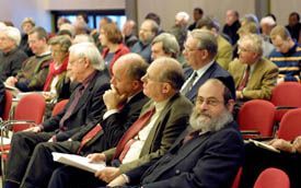 AMSTERDAM - De plaats van religie in de samenleving was gisteren het onderwerp van een studiedag aan de Vrije Universiteit. Op de voorste rij enkele sprekers, v.r.n.l. rabbijn J. S. Jacobs, dr. J. P. Verhoogt, prof. dr. H. E. S. Woldring en prof. dr. H. M