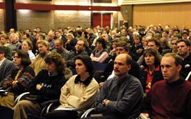 BARNEVELD - Enkele honderden mensen bezochten donderdagavond de reformatorische jongerenavond in De Veluwehal te Barneveld. Evangelist C. A. van den Boogaart uit Bunde sprak over ”Met innerlijke ontferming bewogen”. - Foto RD,(Anton(Dommerholt